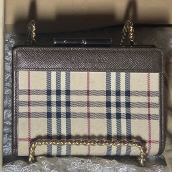 ** SALE. **
Burberry EUC KissLock Wallet COA,Dust bag,care card - Picture 1 of 16